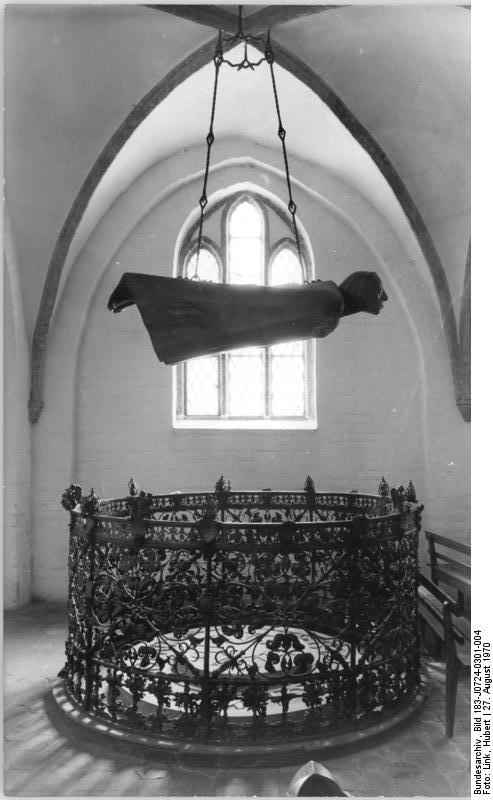 El Ángel flotante, en la catedral de Guestrow.